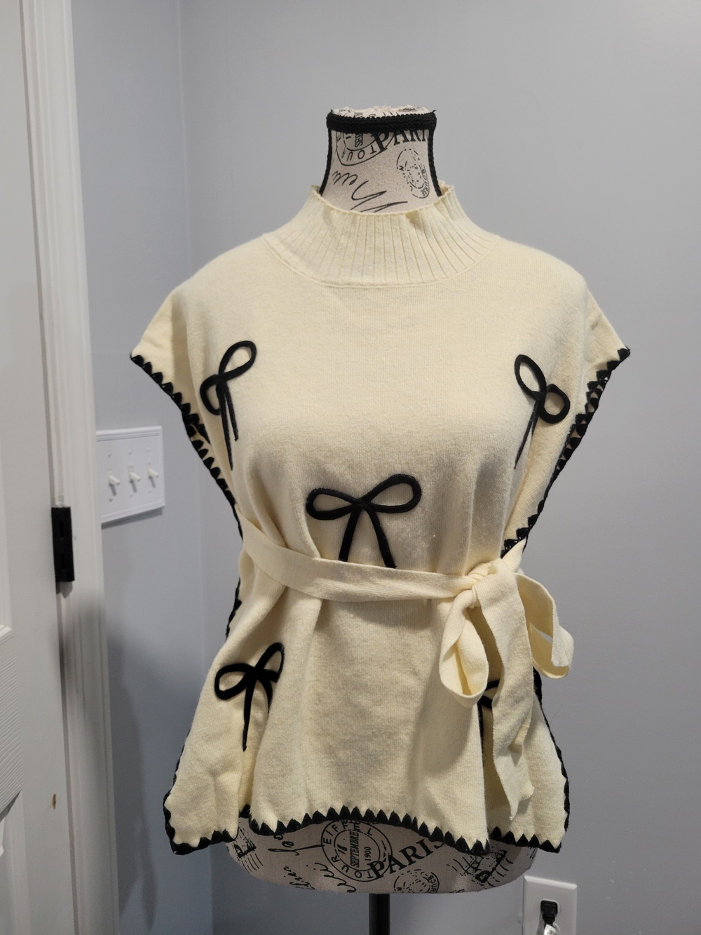 SHEIN Cream Knit Sweater Vest with Black Bow Appliqués Excellent Condition Sz. M